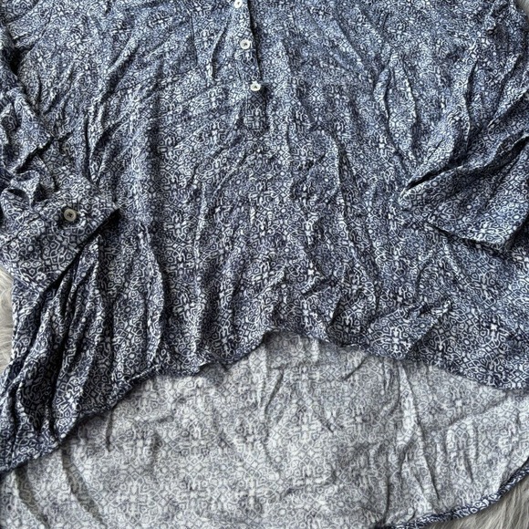 Soft Joie Top Sz M Blue Abstract Print Button Down Shirt Asymmetrical Womens - Picture 2 of 9